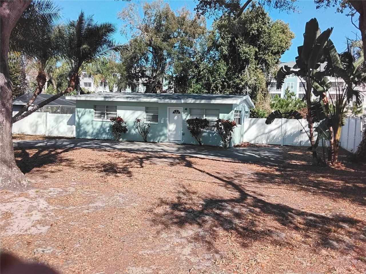 327 Barbara Cir - Photo 3 of 13