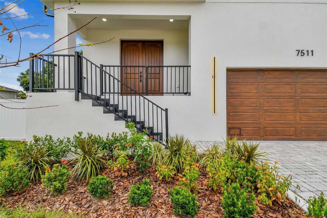 7511 S Swoope St - Photo 2 of 25