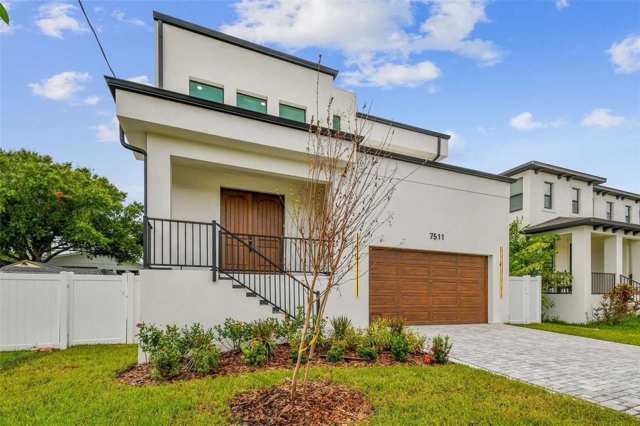 7511 S Swoope St - Photo 3 of 25