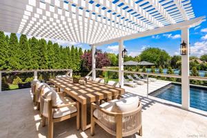 featured image of 4 Carriage Ln