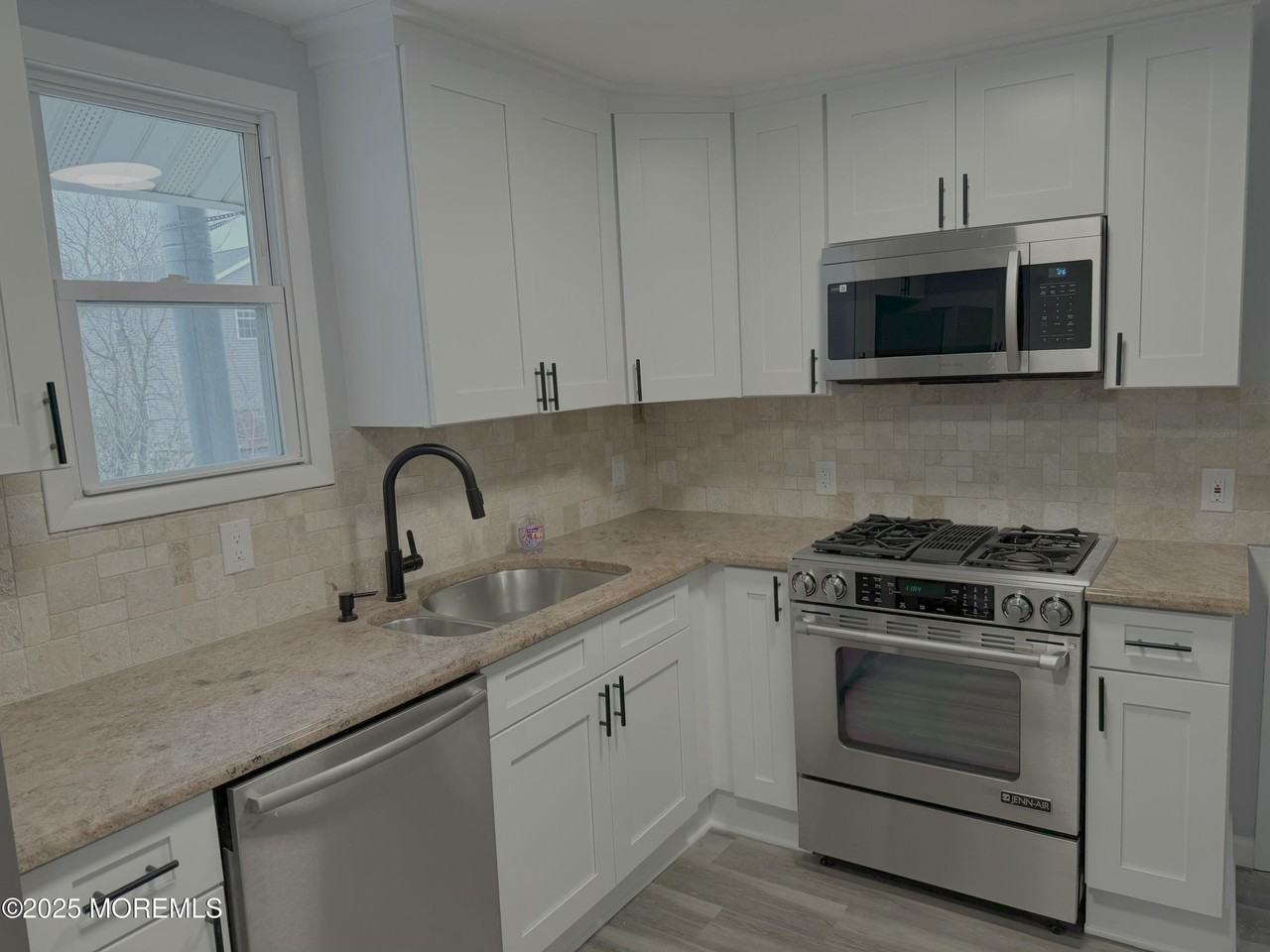 22 Bay Ave - Photo 3 of 15