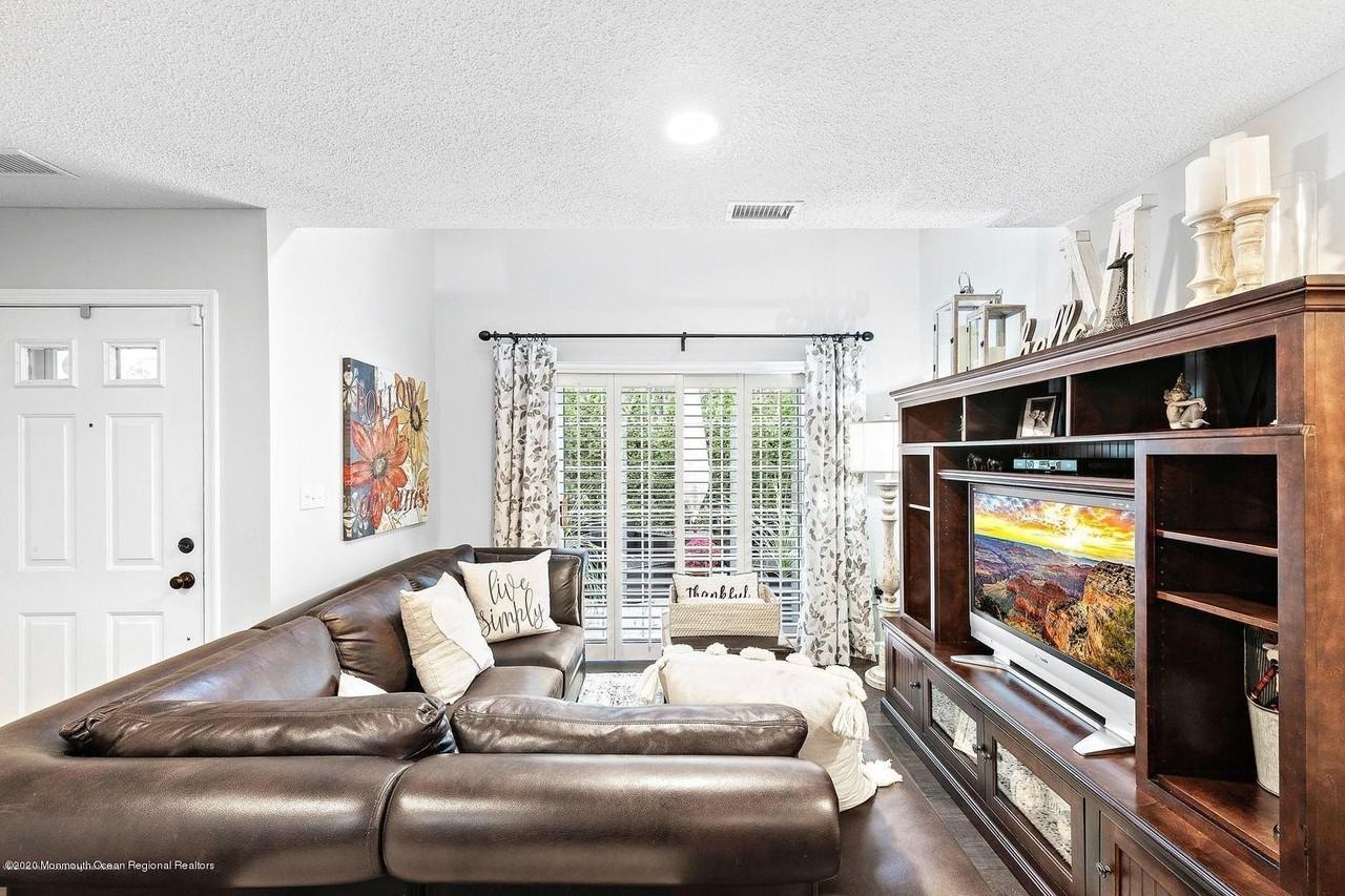 49 Richmond Ct - Photo 3 of 18