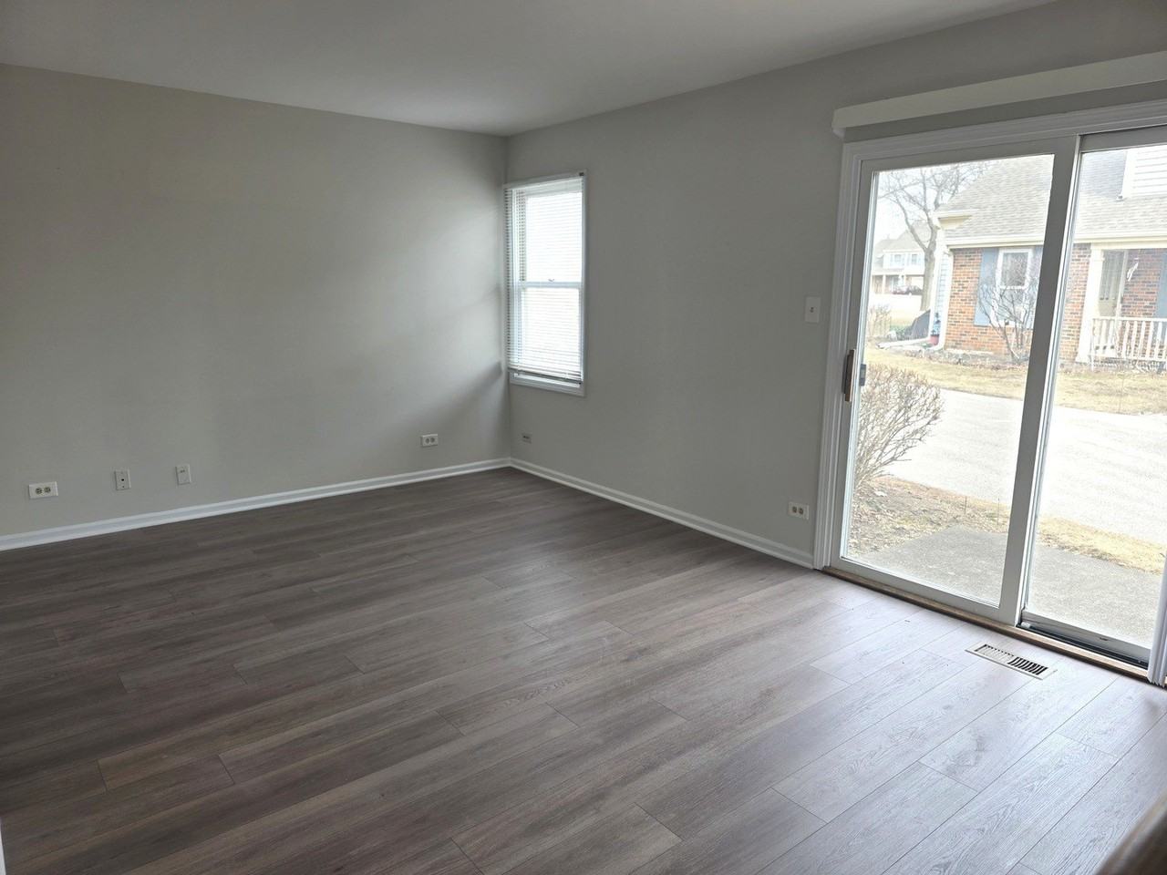 2549 College Hill Cir - Photo 5 of 14