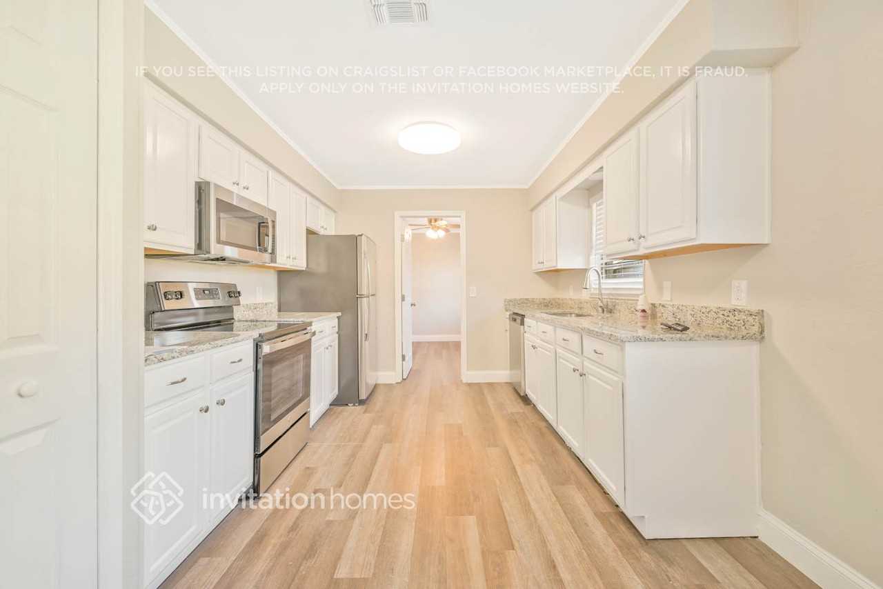 921 Oak Forest Dr - Photo 7 of 26