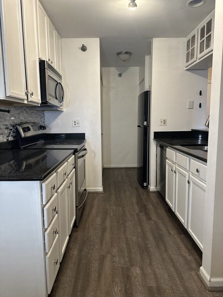 214 Glengarry Dr Apt 201 - Photo 4 of 17