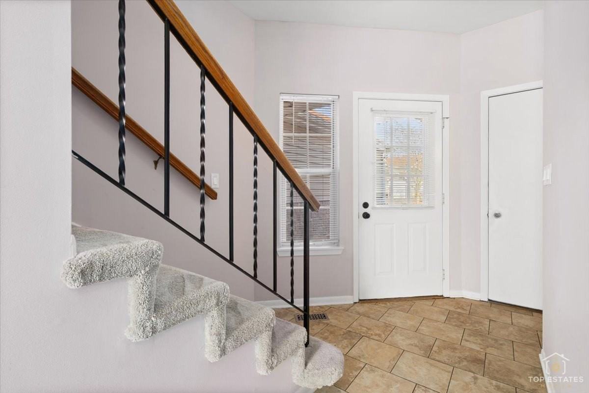 1260 Cranbrook Dr - Photo 3 of 32