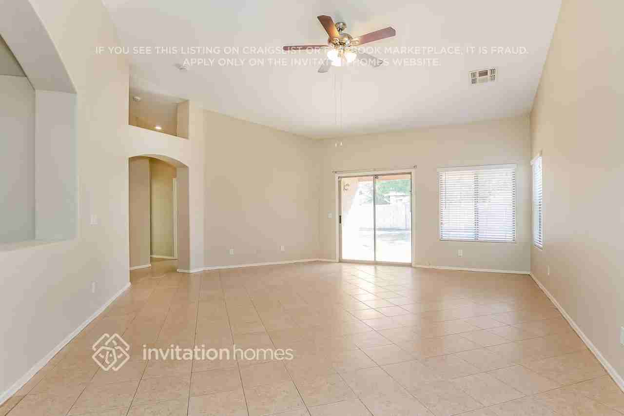 9121 W Mackenzie Dr - Photo 4 of 17