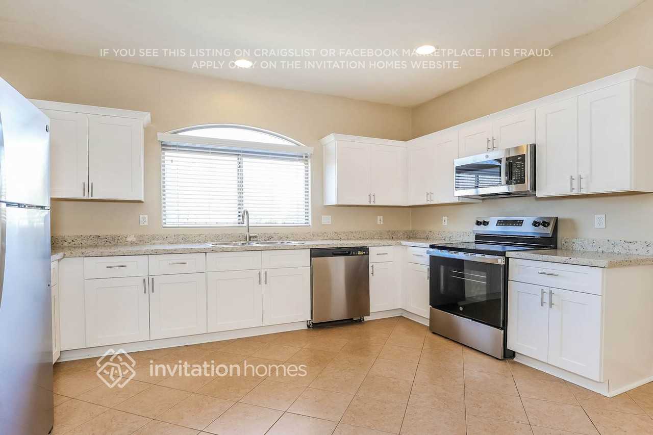 9121 W Mackenzie Dr - Photo 7 of 17