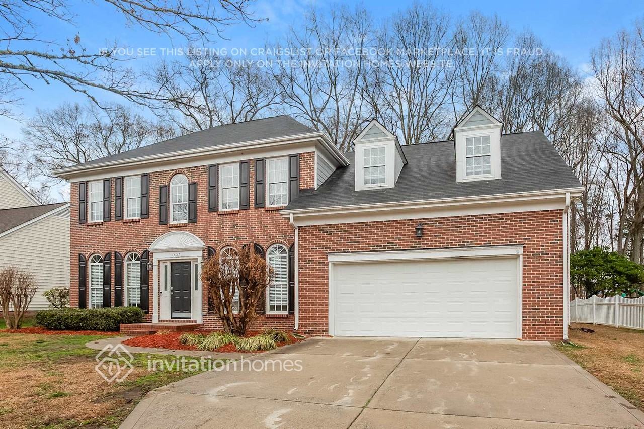 1327 Yorkshire Pl Nw - Photo 5 of 18