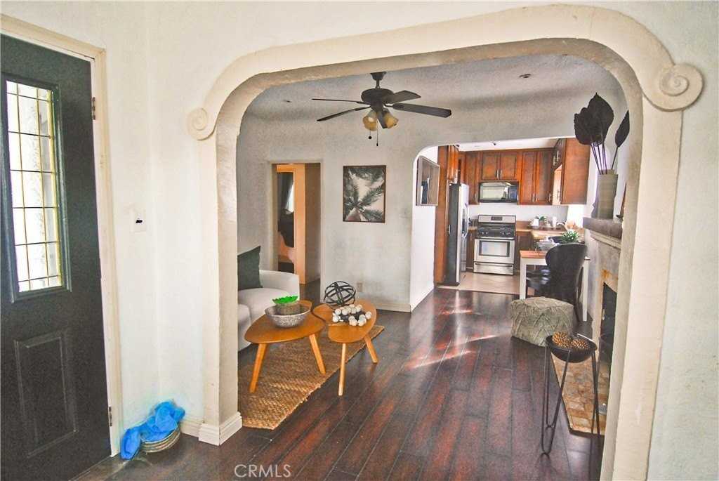 826 Michigan Ave - Photo 2 of 14