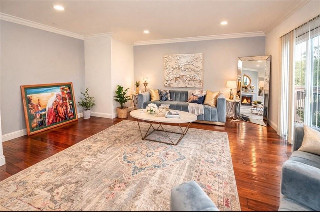 13037 Moorpark St - Photo 3 of 8