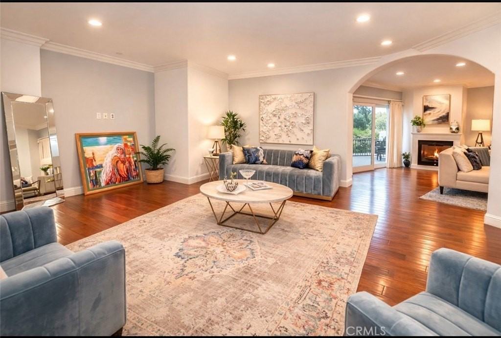 13037 Moorpark St - Photo 4 of 8