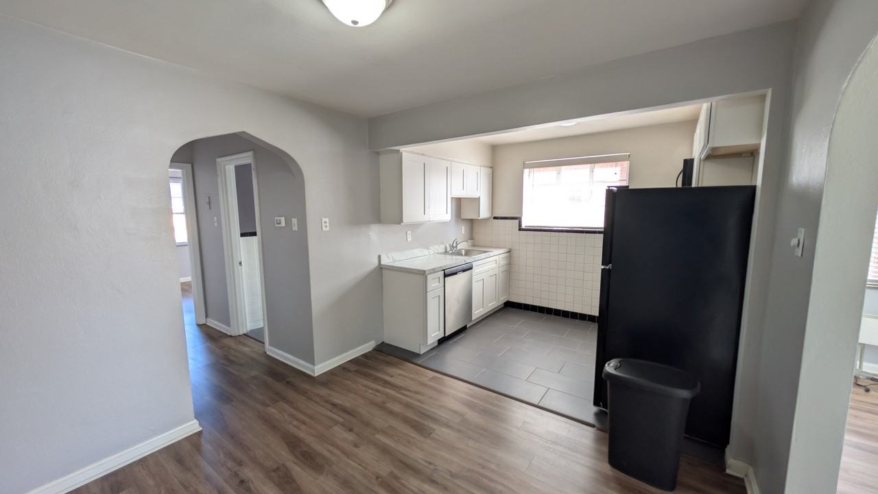 5825 Sunshine Dr #1E - Photo 6 of 13