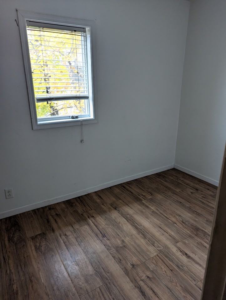 766 University Ave W - Photo 5 of 9