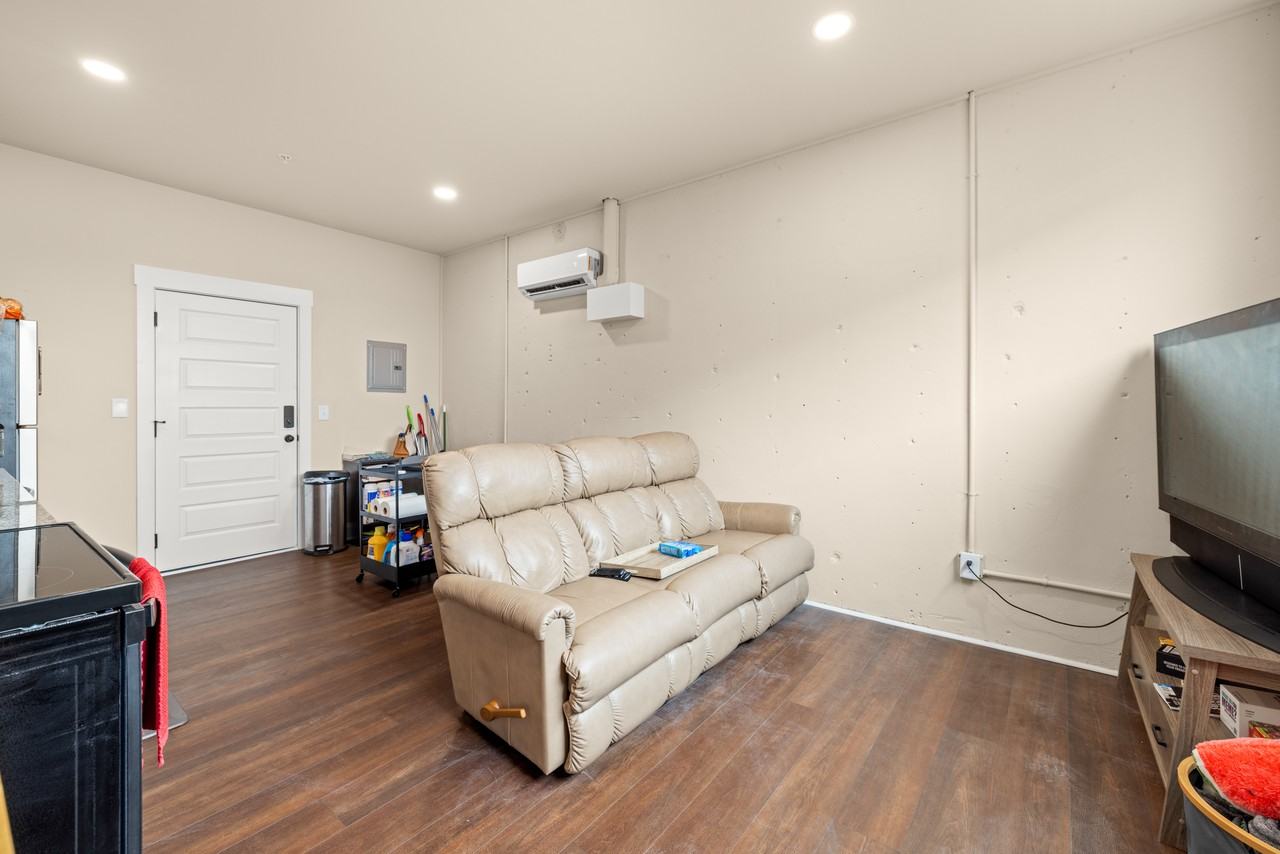 128 N Main St - Photo 4 of 11