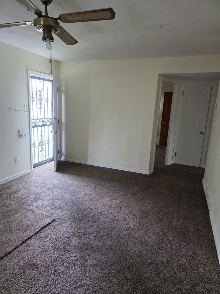 4436 E 144th St - Photo 4 of 9