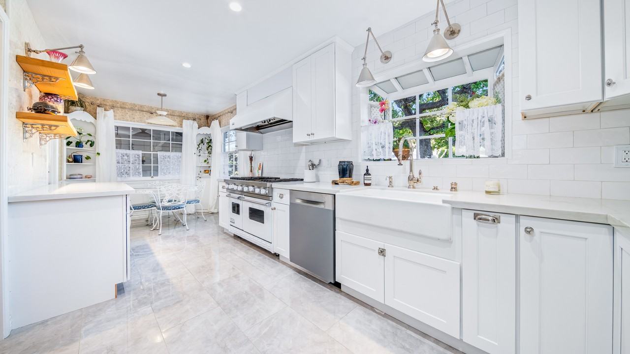 537 University Ave - Photo 3 of 45