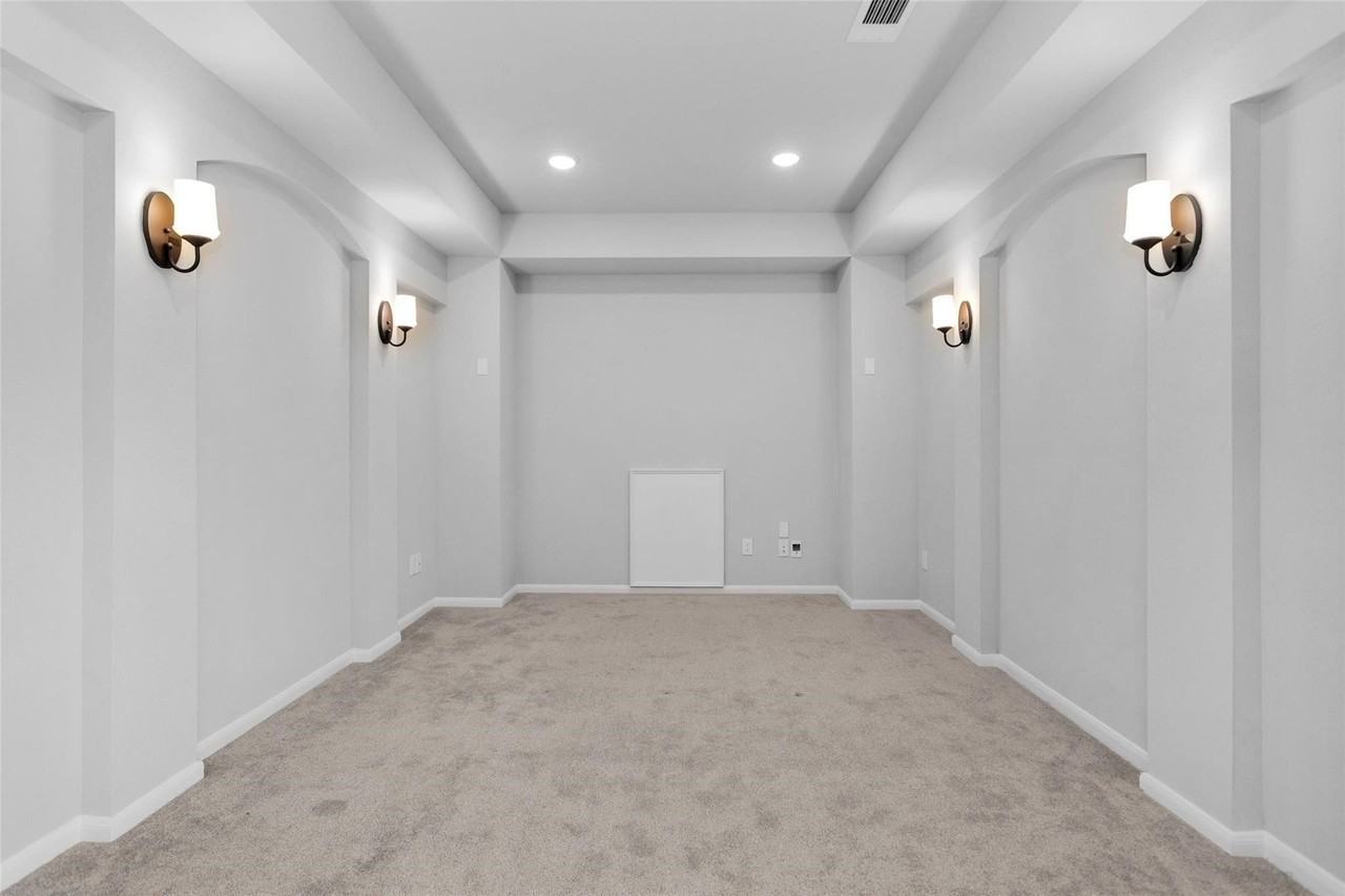 23703 Crossworth Dr - Photo 3 of 11