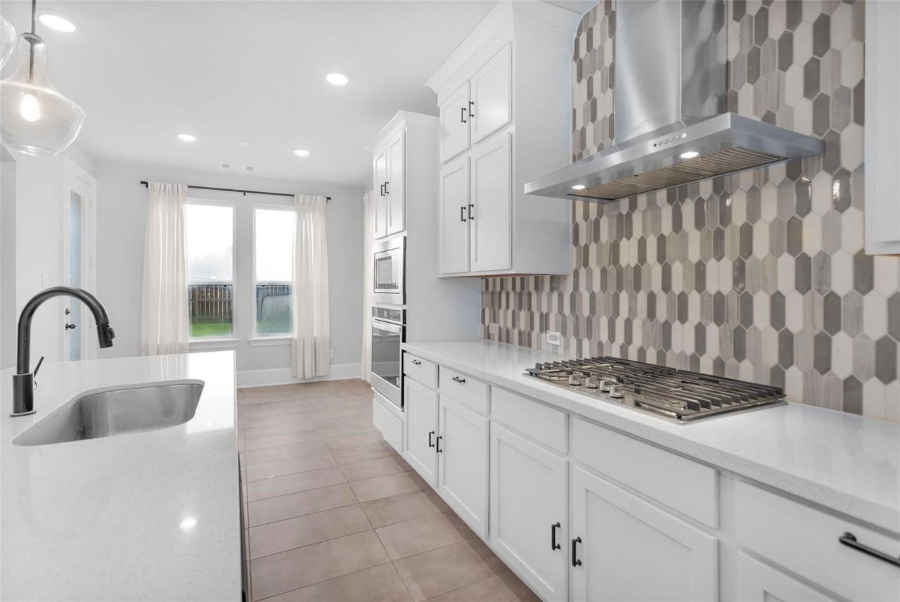 23703 Crossworth Dr - Photo 4 of 11