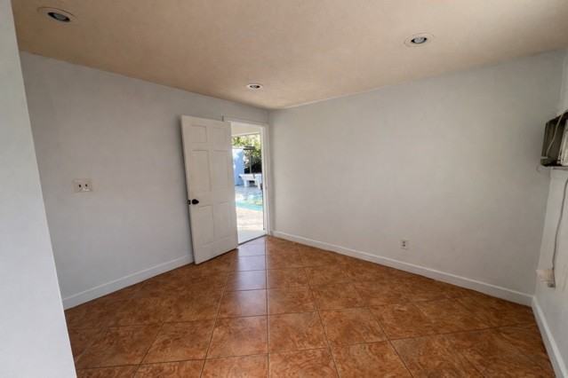 1230 Ne 205th Ter - Photo 5 of 33