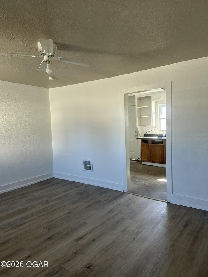 901 Roosevelt Ave Apt 5 - Photo 2 of 9