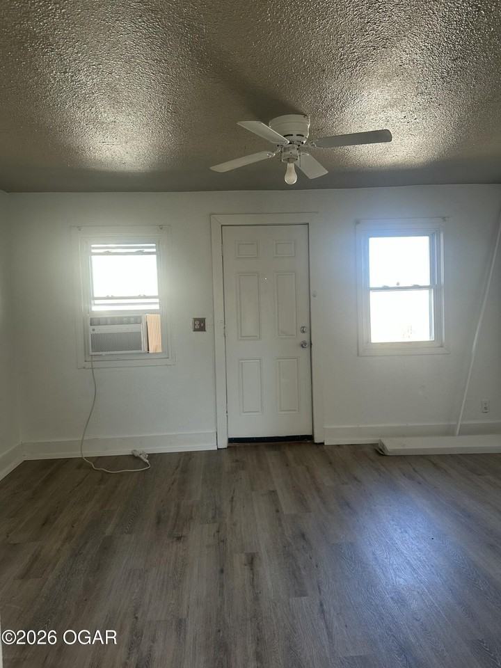 901 Roosevelt Ave Apt 5 - Photo 3 of 9