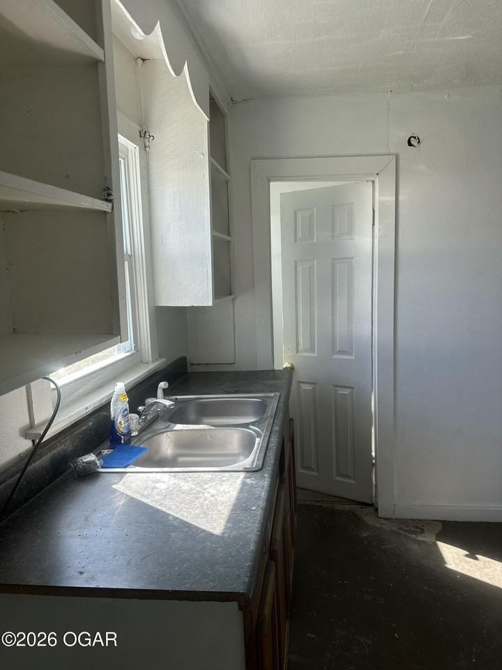 901 Roosevelt Ave Apt 5 - Photo 6 of 9