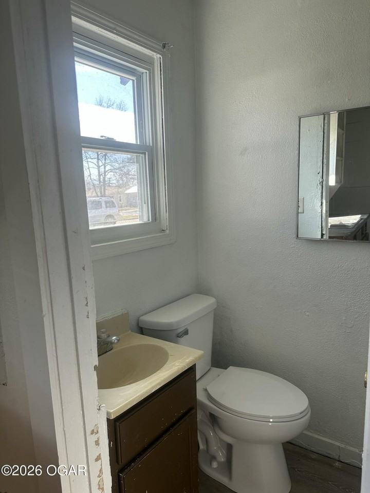 901 Roosevelt Ave Apt 5 - Photo 7 of 9