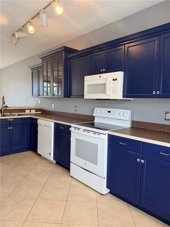 1630 42nd Sq Apt 104 #104 - Photo 3 of 35