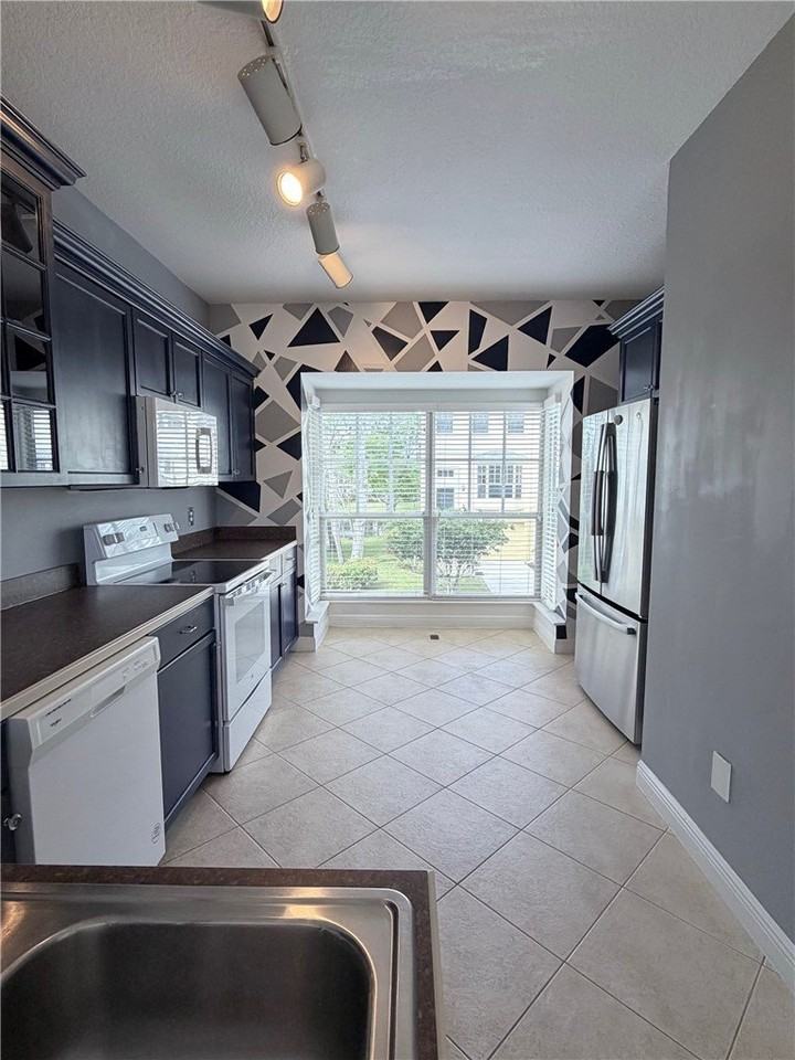 1630 42nd Sq Apt 104 #104 - Photo 5 of 35