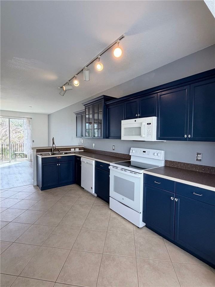 1630 42nd Sq Apt 104 #104 - Photo 7 of 35