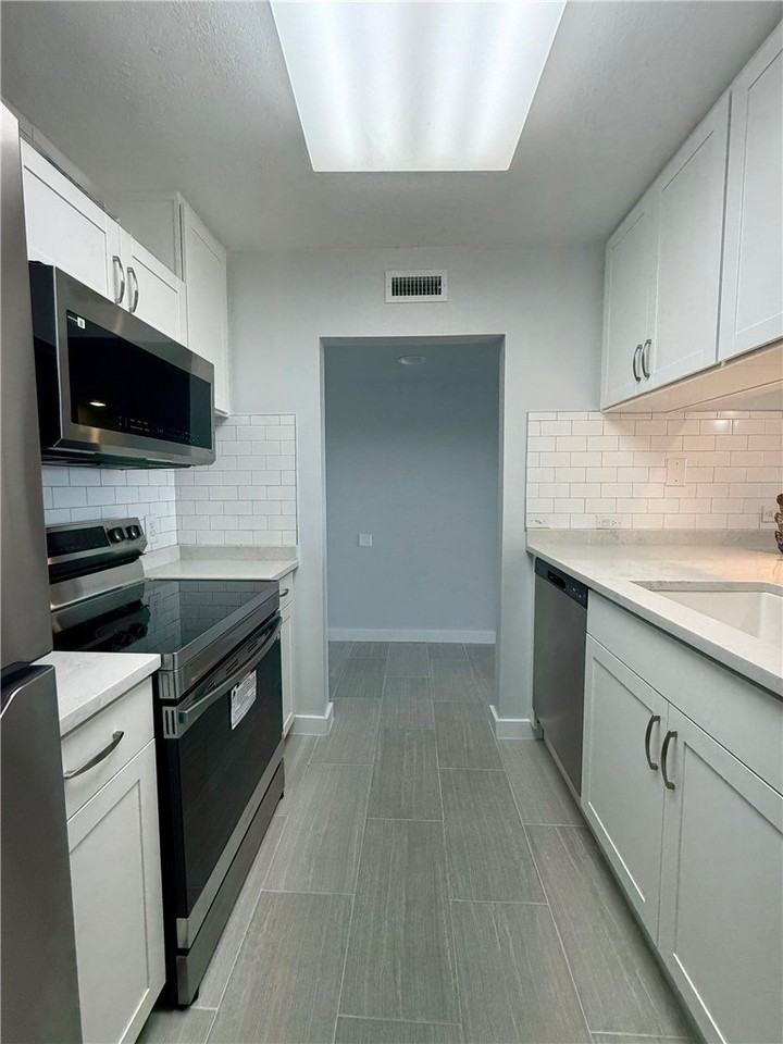 16 Plantation Dr Apt 105 - Photo 2 of 31