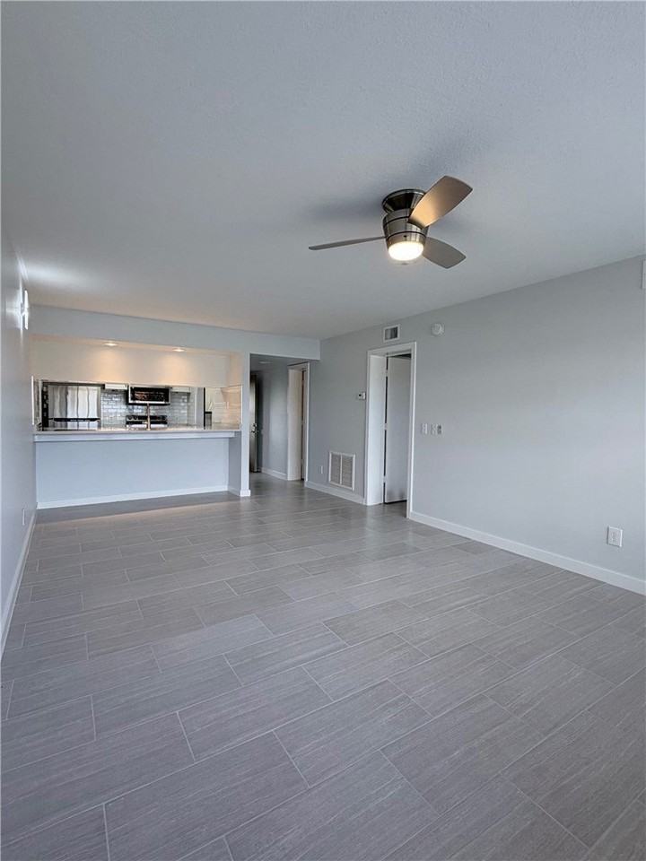 16 Plantation Dr Apt 105 - Photo 4 of 31