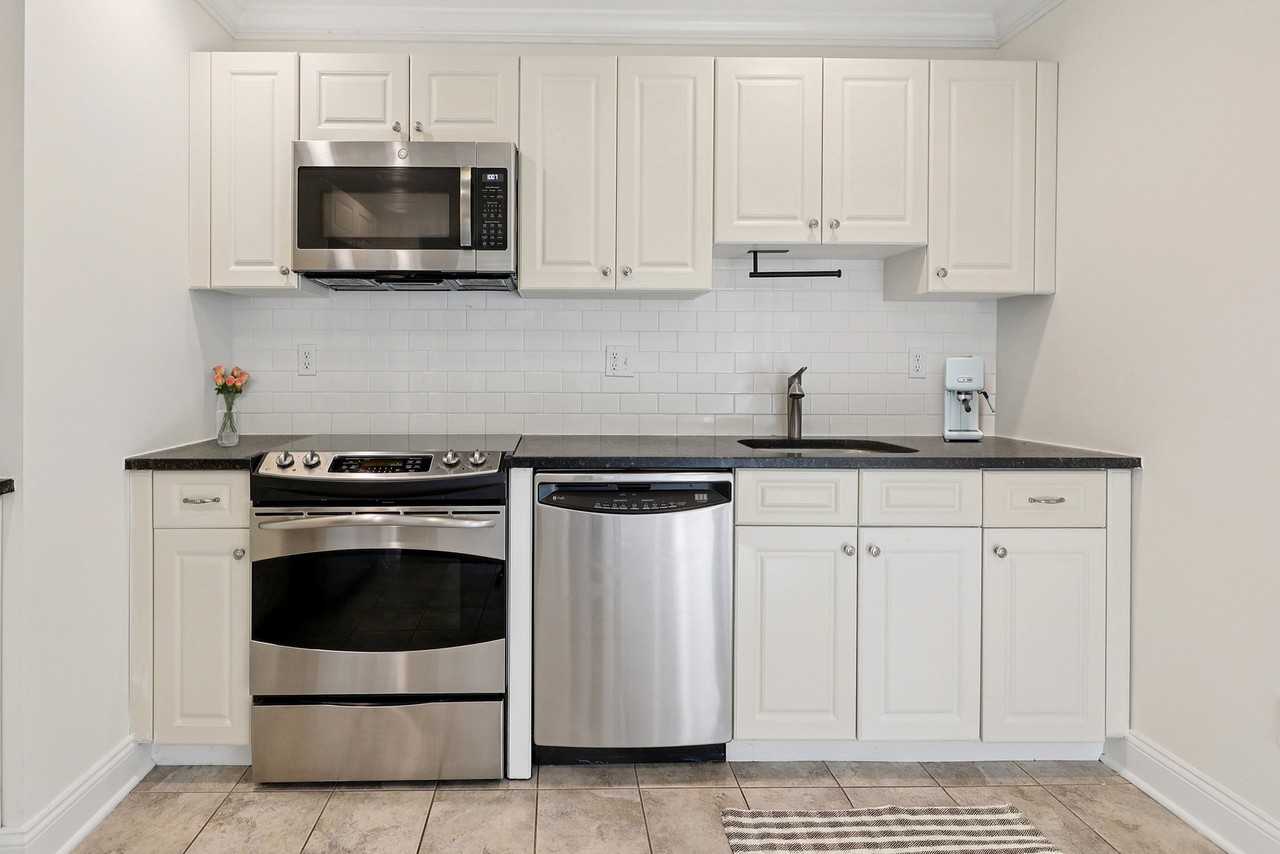 Greenwich Oaks - Photo 2 of 24