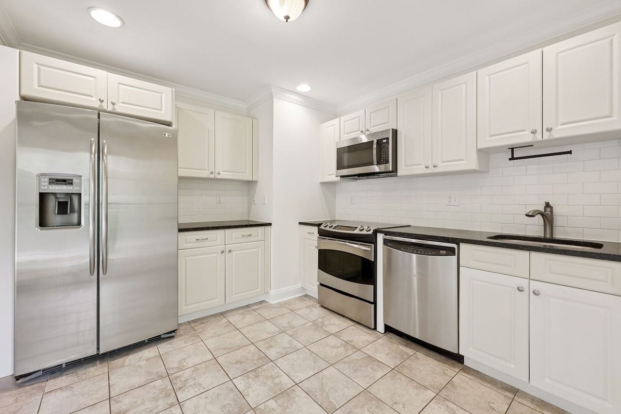 Greenwich Oaks - Photo 4 of 24