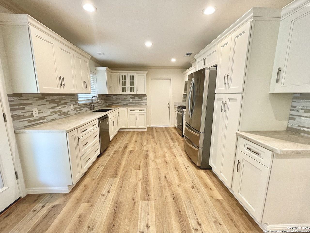 2612 Worldland Dr - Photo 5 of 19