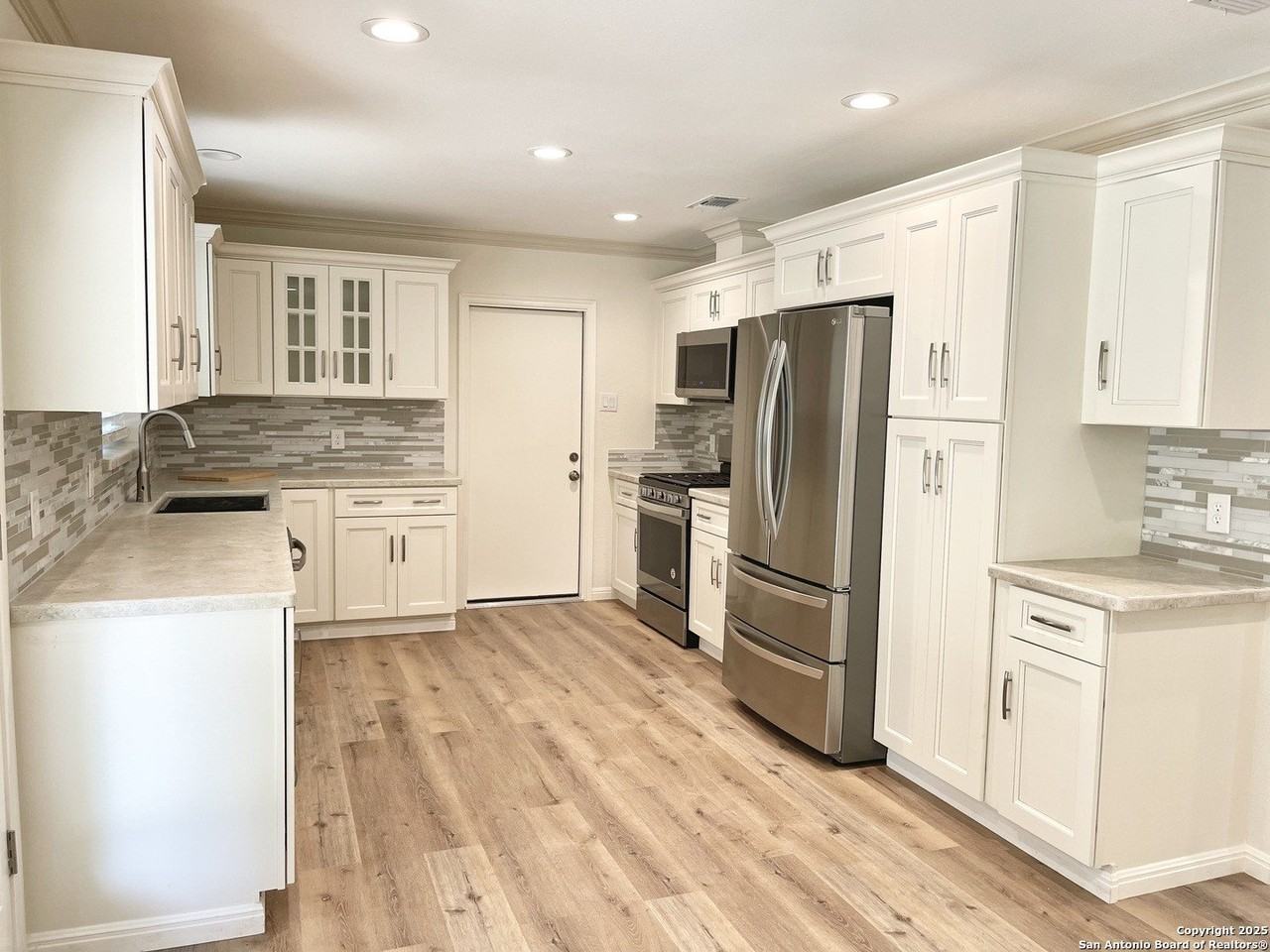 2612 Worldland Dr - Photo 6 of 19