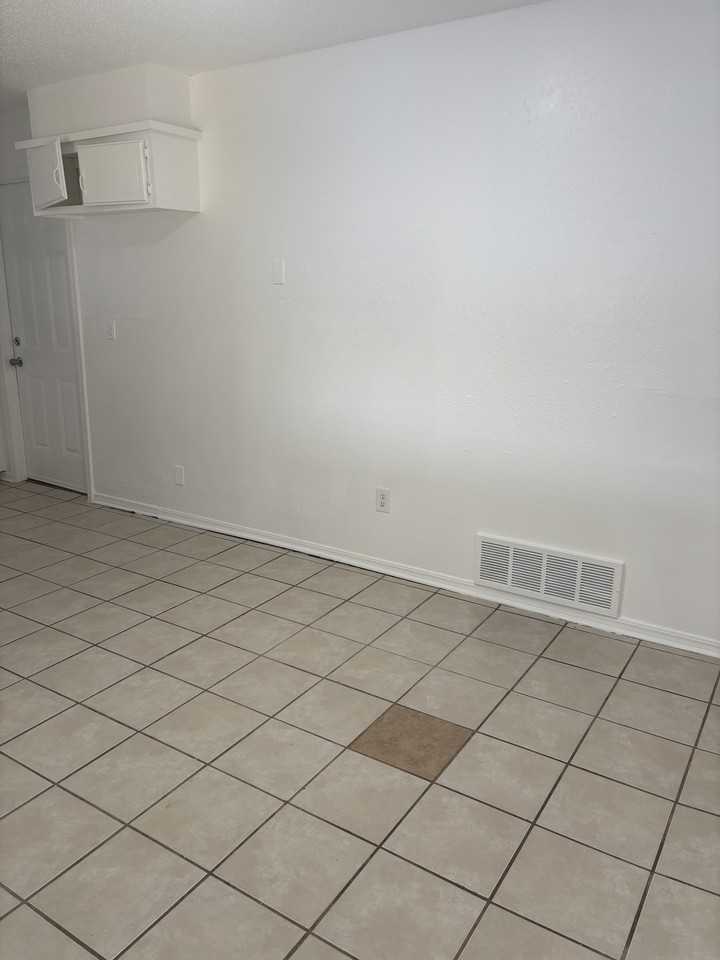 402 W Silverwood Dr #1 - Photo 2 of 32