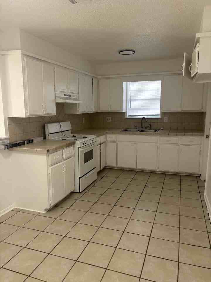 402 W Silverwood Dr #1 - Photo 3 of 32