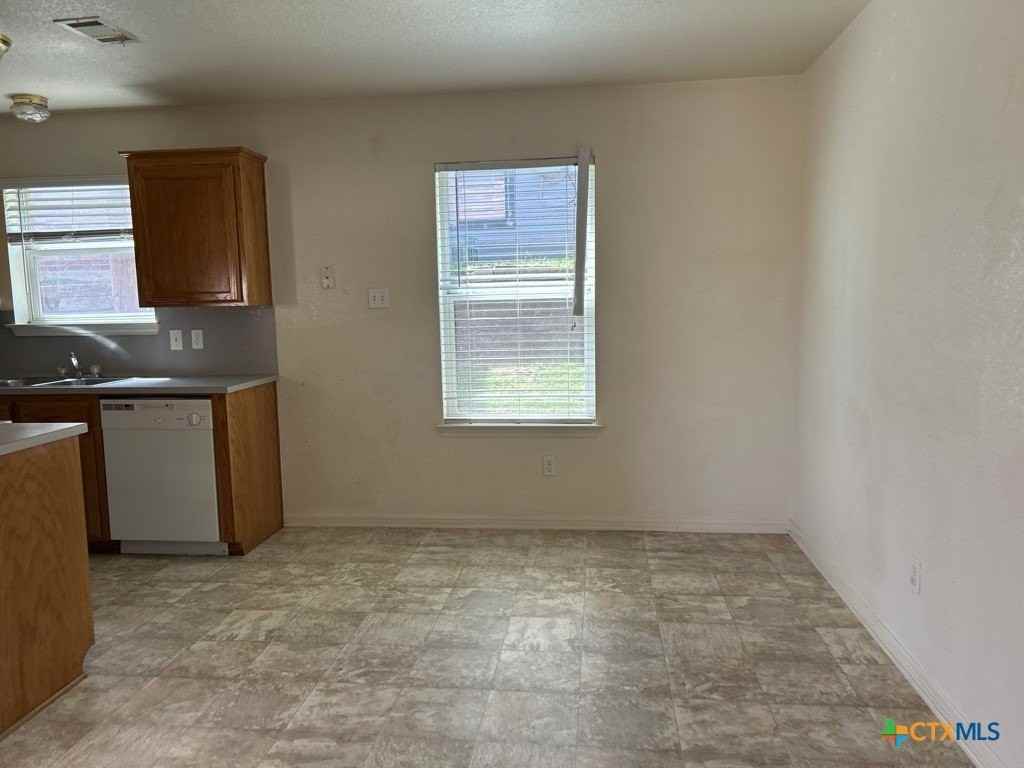 105 W Truman Ave - Photo 2 of 14