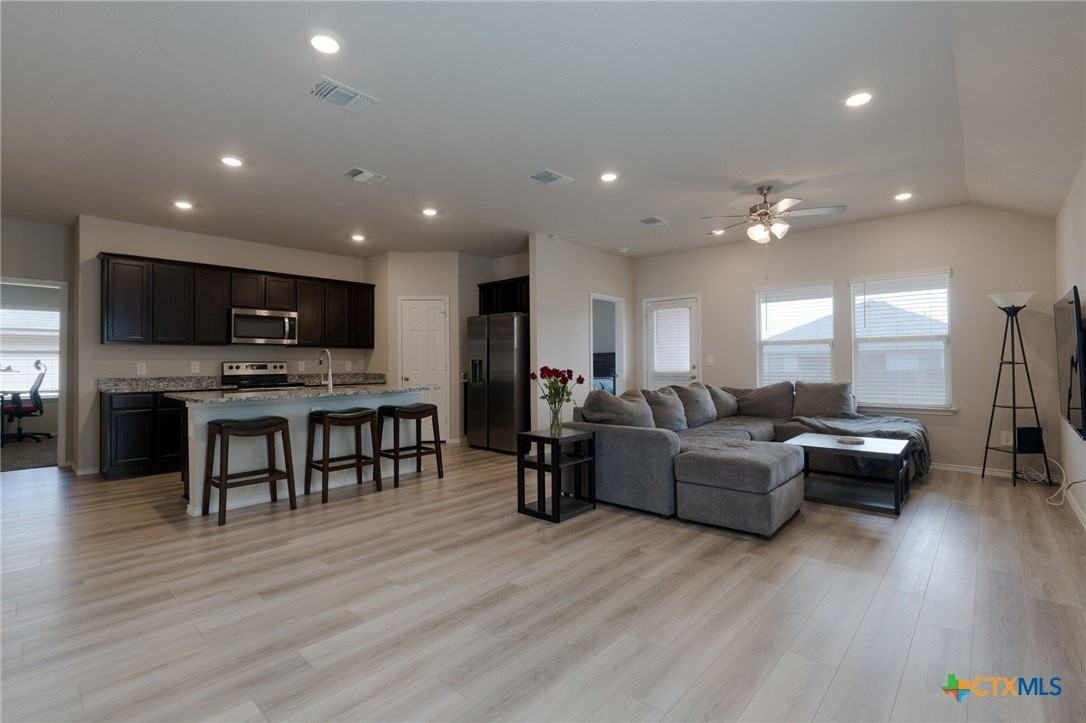 2334 Aylesbury Dr - Photo 2 of 15