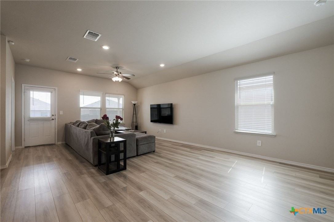 2334 Aylesbury Dr - Photo 3 of 15