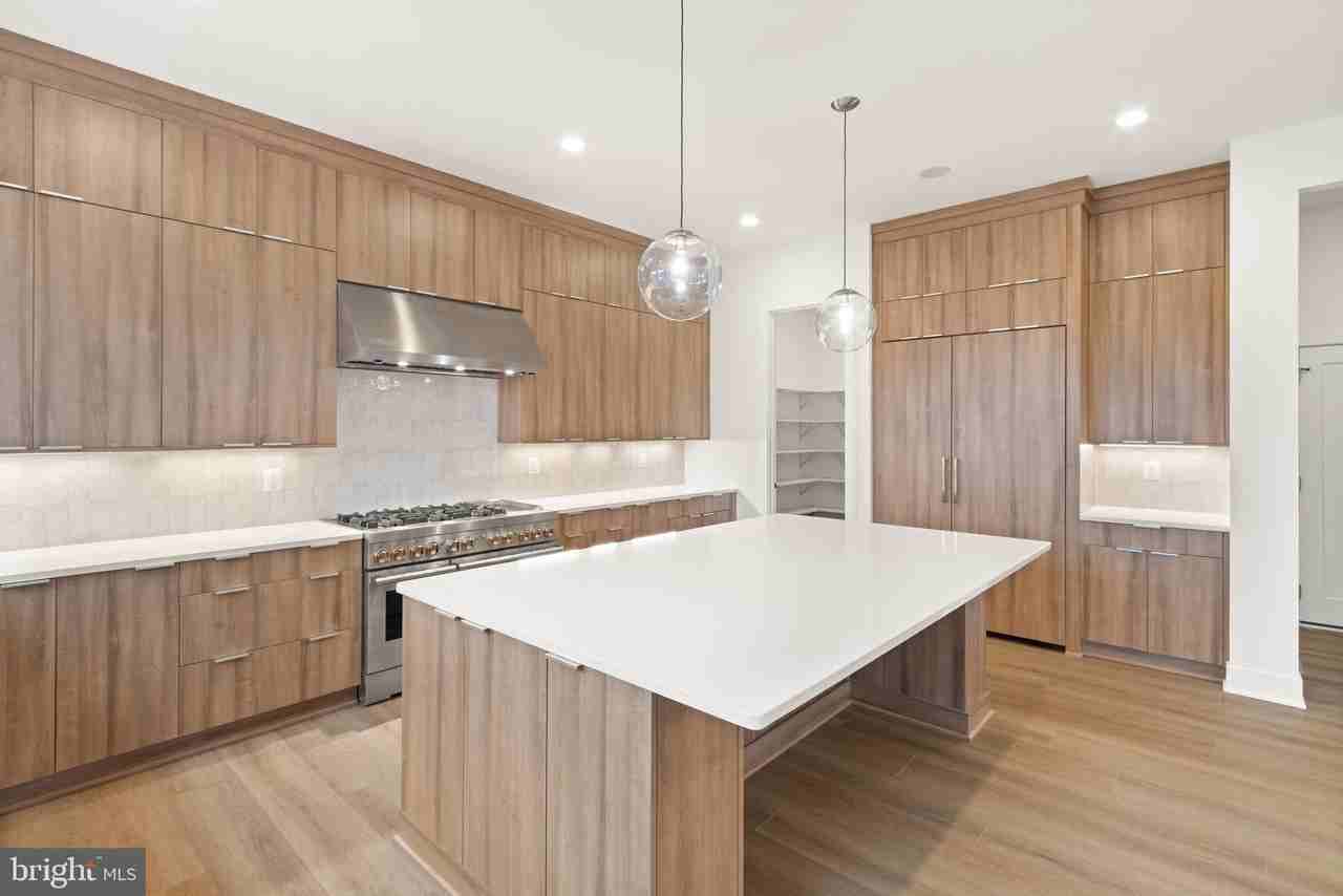 849 N Manchester St - Photo 4 of 34