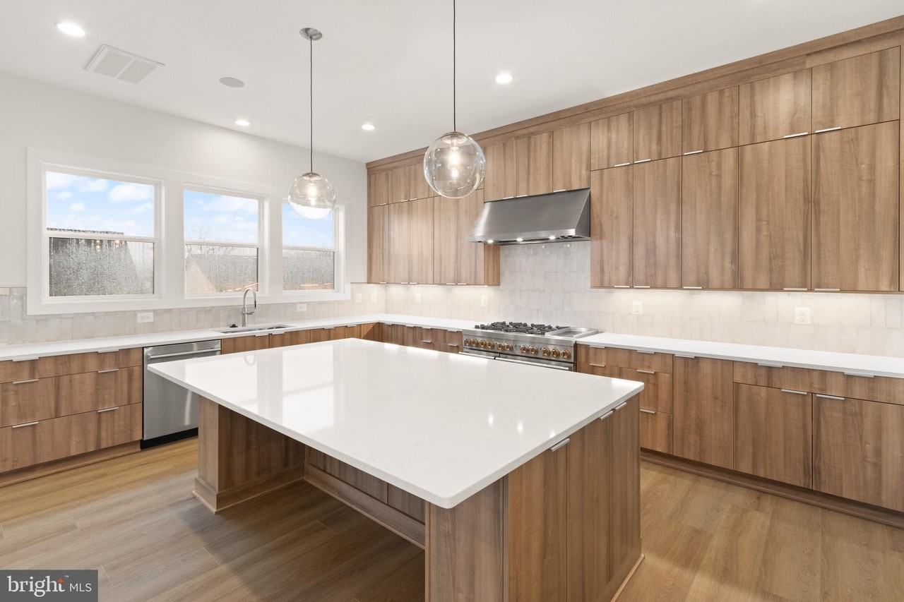 849 N Manchester St - Photo 6 of 34