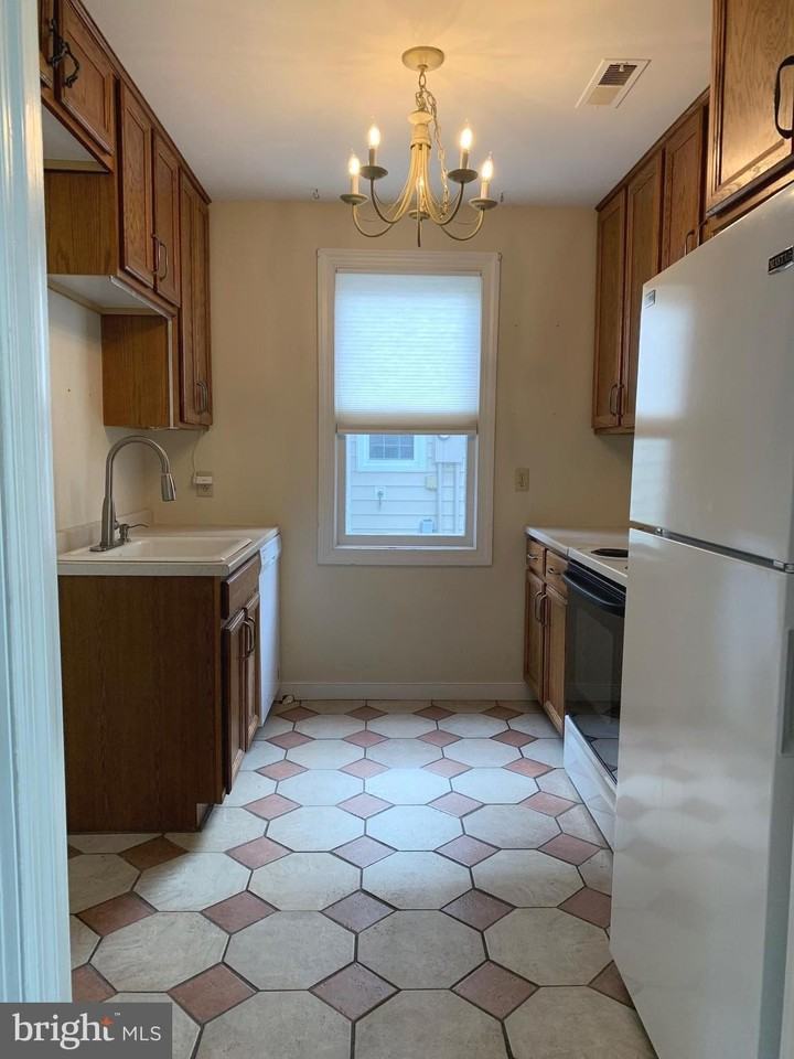 1440 Kenmore Ave - Photo 5 of 17