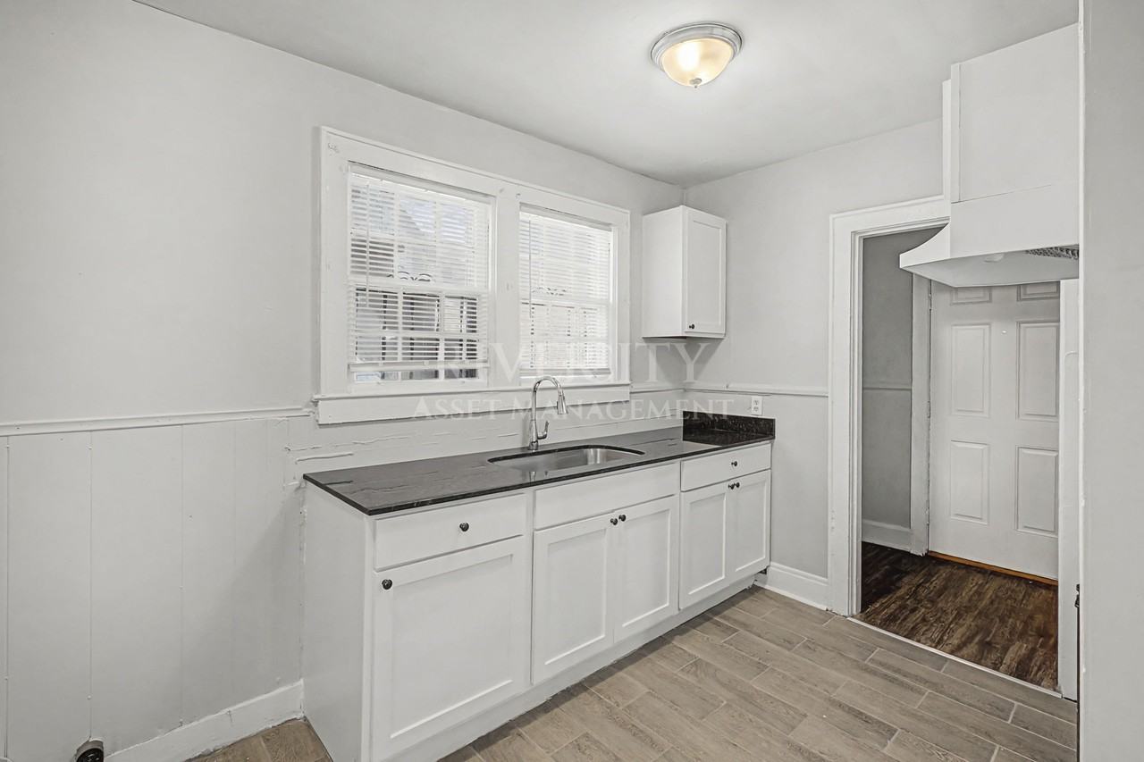 1052 National St #1 - Photo 4 of 10