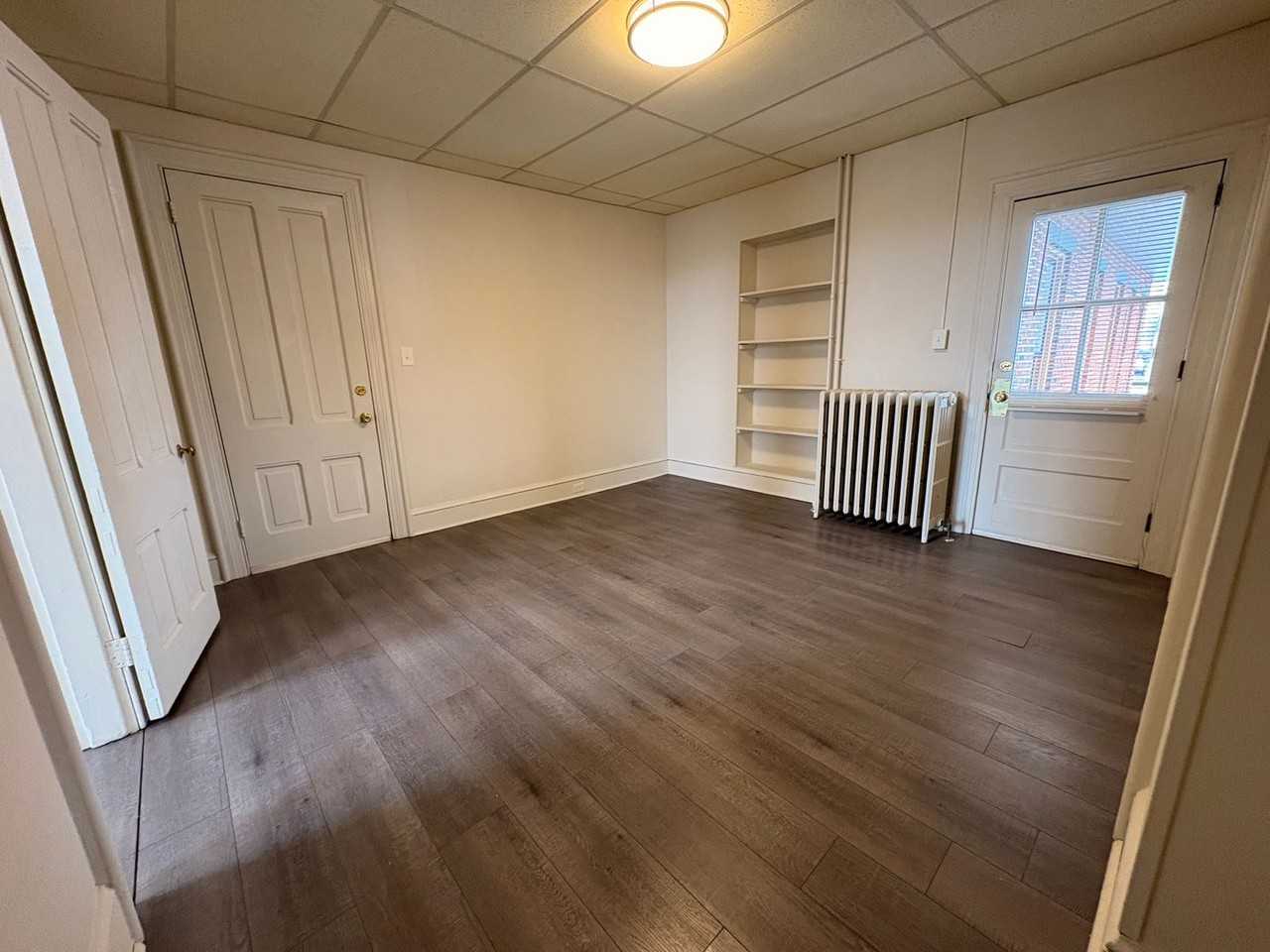 135 S Duke St - Photo 3 of 11