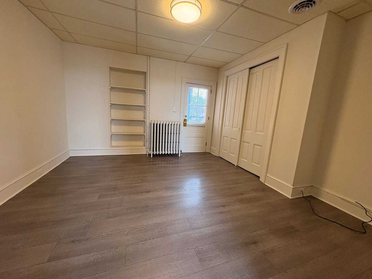 135 S Duke St - Photo 4 of 11