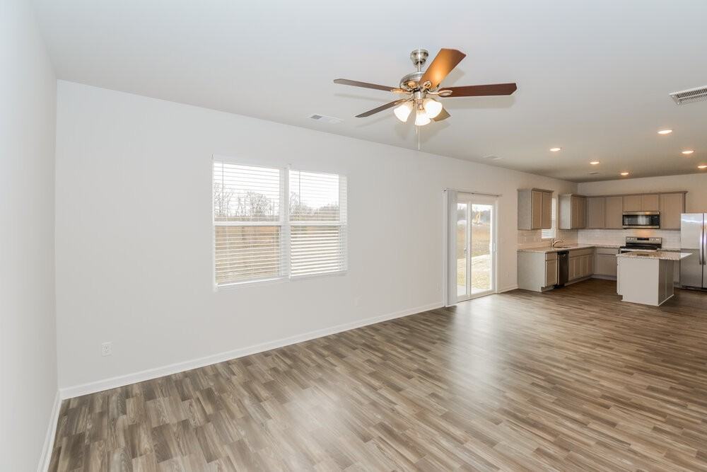 622 Samuel Lee Ln - Photo 4 of 20