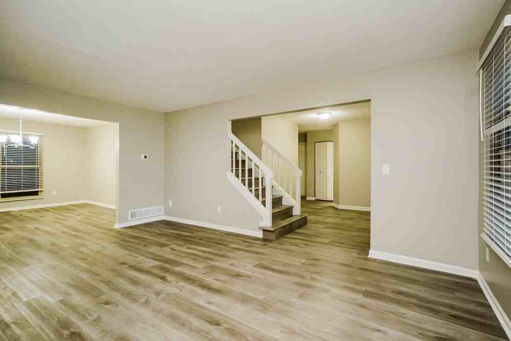 1127 Crestview St - Photo 5 of 17